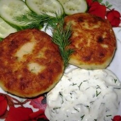 Котлеты из картофеля, сыра и укропа с грибами