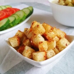 Луковые сухарики к салатам и супам