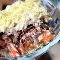 Слоеный салат с печенью: 8 вкусных рецептов |