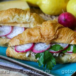 Круассаны с консервированной рыбой и редиской. Рецепт с фото