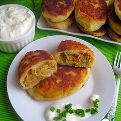 Жареные картофельные пирожки с квашеной капустой