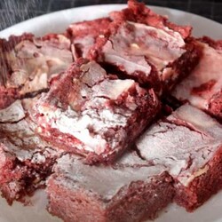 Брауни Красный Бархат с белым шоколадом и сливочным сыром