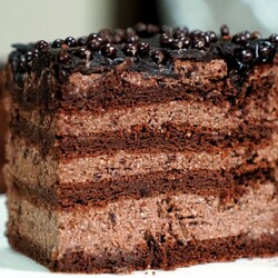 Это шедевр: рецепт шоколадного торта с творожным кремом, который готовится без муки и масла (ВИДЕО)