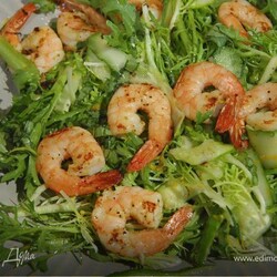 Салат с креветками, огурцом и апельсином . Ингредиенты: салат фриссе, креветки замороженные, апельсины