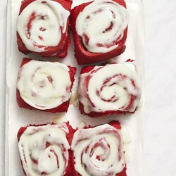 Булочки с корицей «Красный бархат»