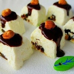 Творожный десерт с финиками и фундуком