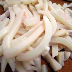 Салат с кальмарами и кукурузой - оригинальные рецепты в простом исполнении!