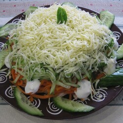 Слоеный салат с копченой курицей