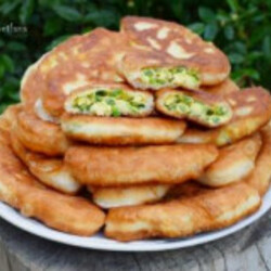 Пирожки с зелёным луком и яйцами, жареные на сковороде
