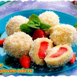 Десерт из творожных шариков с клубникой (клубничное рафаэлло)