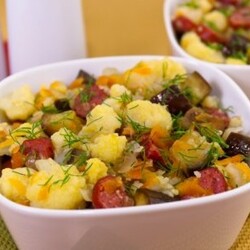 Цветная капуста, тушенная с баклажанами и сосисками