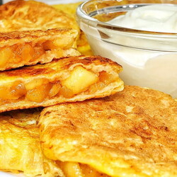 Тесто не делаю – просто беру четыре яблока, вафельные коржи и готовлю вкусный сладкий завтрак за 10 минут