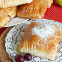 Слойки из слоёного дрожжевого теста с вишней