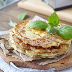 Простые лепешки с сыром на сковороде