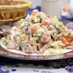 Салат с пекинской капустой и колбасой