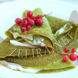 Необычные зеленые блины со шпинатом с ягодным джемом и кремом из маскарпоне