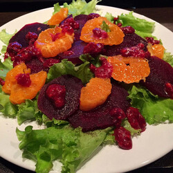 Салат из свеклы и мандаринов с клюквенной заправкой