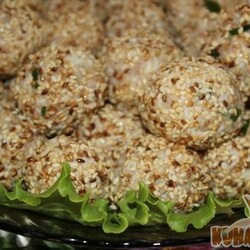 Закусочные шарики из печени трески в кунжуте