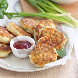 Пышные оладьи с колбасой, сыром и зеленью