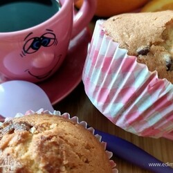 Апельсиновые маффины с шоколадной крошкой. Ингредиенты: яйца куриные, сахар, апельсины