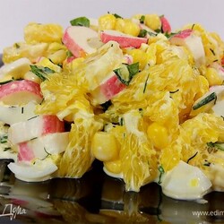 Салат с апельсином «Королевский». Ингредиенты: апельсины, крабовые палочки, яйца перепелиные