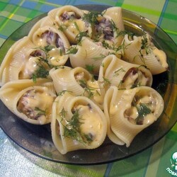 Лумакони, фаршированные курицей с грибами