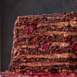 Шоколадный торт с вишней и шоколадным кремом, рецепт