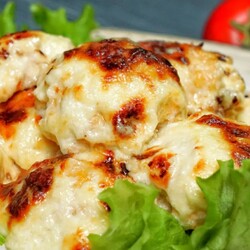 Как приготовить шикарный ужин за 30 минут: сочные куриные тефтели в сливочно-сырном соусе (ВИДЕО)