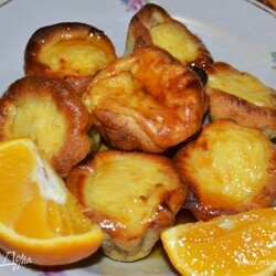 Пирожные из слоеного теста с апельсиновым суфле и карамелью. Ингредиенты: апельсины, сметана 15%, яйца куриные