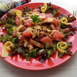 Салат с курицей, грейпфрутом и сыром