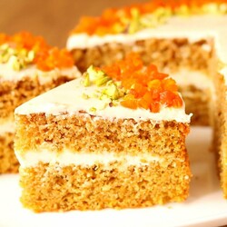 Рецепт вкуснейшей выпечки без дорогих продуктов: бисквитный морковный торт с легким сметанным кремом