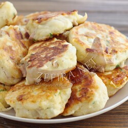 Пышные оладьи с колбасой и зеленым луком