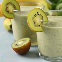 Смузи с бананом, киви и шпинатом