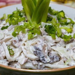 Салат из консервированных кальмаров - рецепт приготовления в домашних условиях