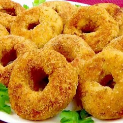 Смешиваем картофельное пюре с фаршем и получаем аппетитные кольца с хрустящей корочкой: считаные минуты и вкусный обед или ужин готов