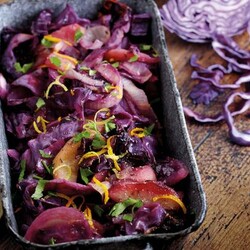 Тушеная краснокочанная капуста с яблоками