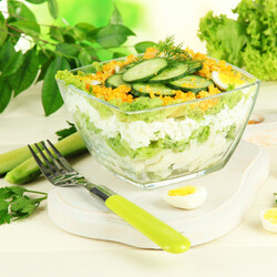 Слоеный салат с огурцами: 8 прекрасных рецептов |