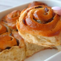 Самое вкусное тесто: несложный рецепт бесподобных сливочных плюшек с изюмом (ВИДЕО)