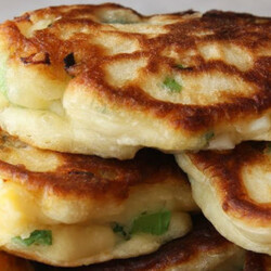 Вкусные оладушки с зеленым луком и яйцами совсем как пирожки, а готовить в 10 раз быстреее