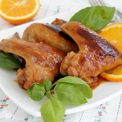 Куриные крылышки с апельсиновой заправкой. Ингредиенты: куриные крылья, соевый соус, мед