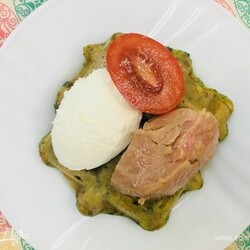 Панкейки из шпината с тунцом. Ингредиенты: шпинат замороженный, яйца куриные, мука