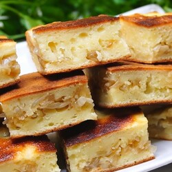 Идеально с супом: заливной пирог на сковороде за 25 минут. Для начинки подойдут овощи, рыба, мясо или просто яйца с луком (ВИДЕО)