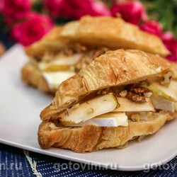 Круассаны с сыром бри, грушей и медом. Рецепт с фото