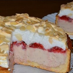 Творожный пирог «Клубничное облако»: