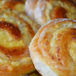 Сказочная вкуснятина: творожные улитки в сметанном соусе по бабушкиному рецепту-Одна Минута