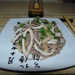 Гречневая лапша с кальмарами и шампиньонами