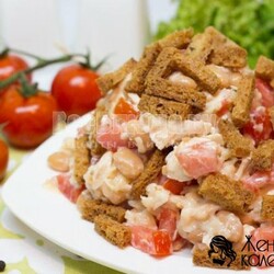 Салат с колбасой и помидорами, и сыром