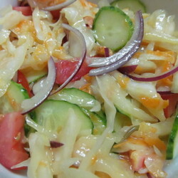 Салат из квашеной капусты с огурцом и помидором