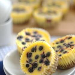 Лимонные мини-чизкейки с черникой - Это со вкусом!