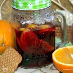 Глинтвейн с лаймом и апельсином. Ингредиенты: вино красное, гвоздика, корица молотая